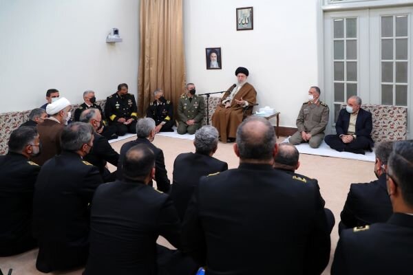 Leader receives Iran Navy commanders, officials 