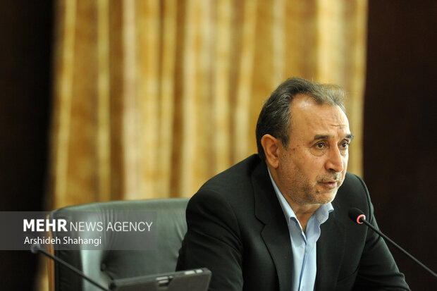 محمد دهقان معاون حقوقی رئیس جمهوری در حال سخنرانی در مراسم نشست خبری «همایش ملی مسئولیت اجرای قانون اساسی» است