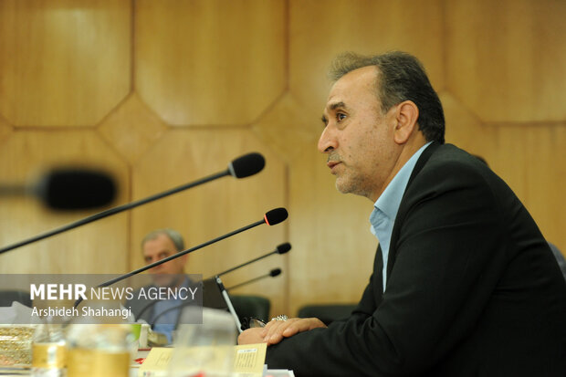 محمد دهقان معاون حقوقی رئیس جمهوری در حال سخنرانی در مراسم نشست خبری «همایش ملی مسئولیت اجرای قانون اساسی» است