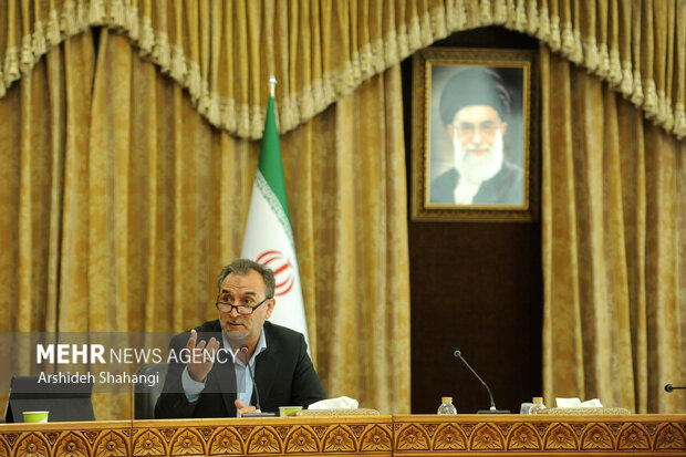 محمد دهقان معاون حقوقی رئیس جمهوری در حال پاسخ دادن به سوالات خبرنگاران در مراسم نشست خبری «همایش ملی مسئولیت اجرای قانون اساسی» است