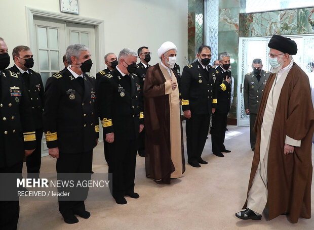 رہبر انقلاب سے ایرانی بحریہ کے کمانڈروں اور اعلیٰ حکام کی ملاقات
