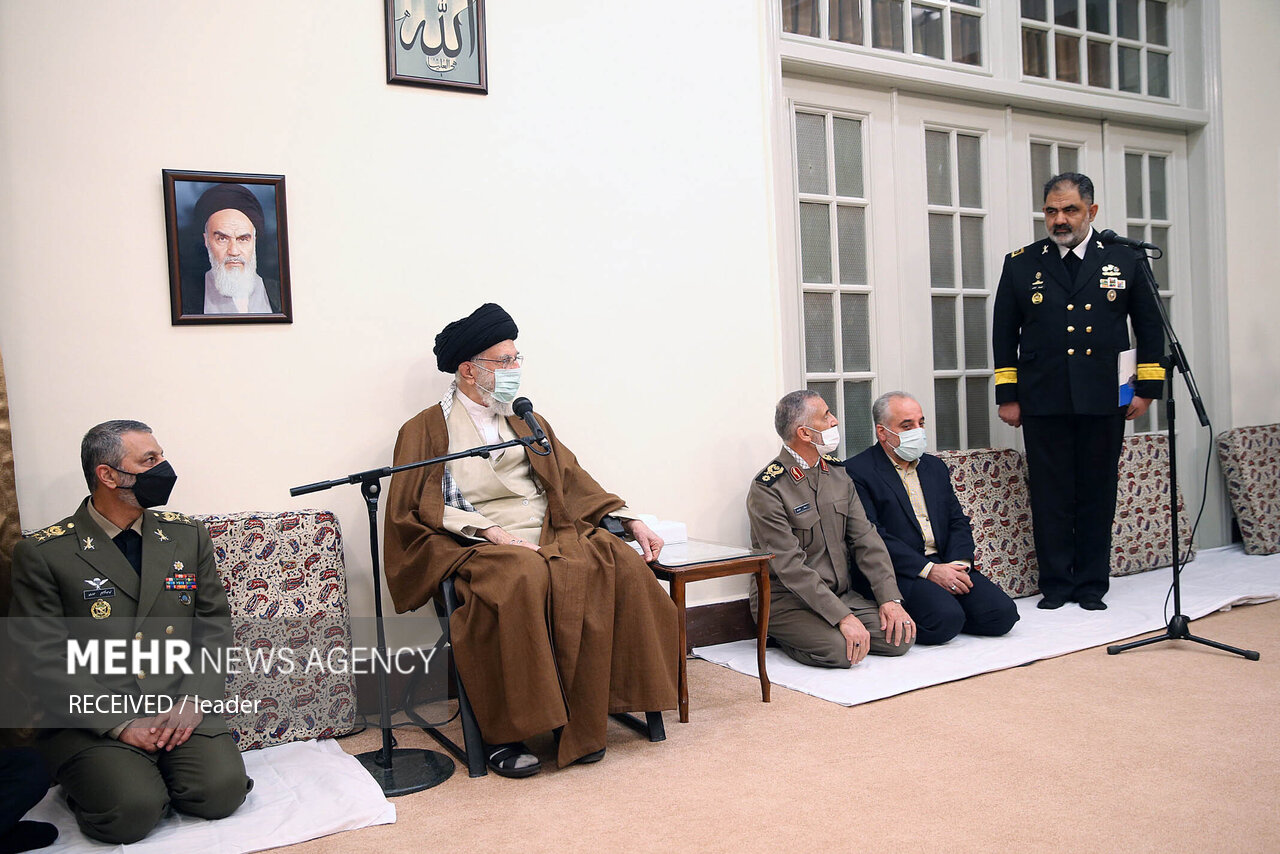 رہبر انقلاب اسلامی سے ایرانی بحریہ کے کمانڈروں اور اعلیٰ حکام کی ملاقات