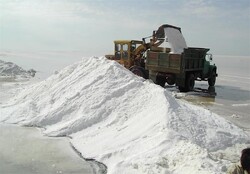 برداشت غیرمجاز نمک از بستر دریاچه ارومیه
