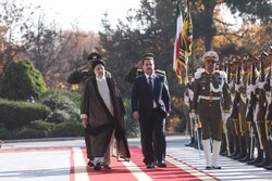 عراقی وزیر اعظم کی ایران آمد، صدر رئیسی نے باضابطہ استقبال کیا