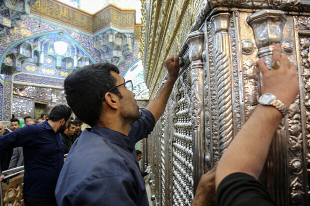 انجام تنظیف تخصصی ضریح مطهر حضرت فاطمه معصومه (س)