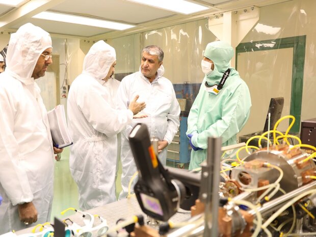 اسلامی از مرکز علوم و فنون لیزر ایران بازدید کرد