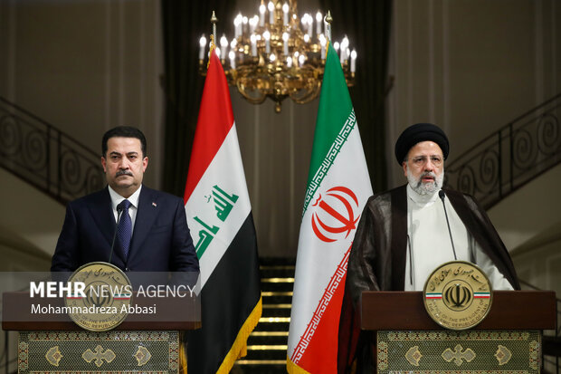 حجت الاسلام سید ابراهیم رئیسی ، رئیس جمهور و  محمد شیاع السودانی نخست وزیر عراق در حال تشریح مذاکرات دو کشور  در کنفراس مطبوعاتی مشترک هستند