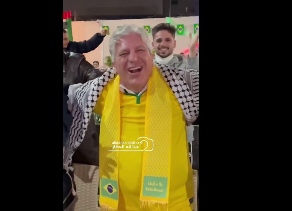 غزہ میں برازیل کے سفیر کا فلسطینی رومال کے ساتھ قومی ٹیم کی جیت کا جشن