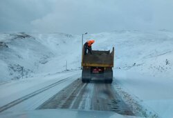 پاییز با چهره زمستانی/ برف‌روبی جاده‌های اردبیل آغاز شد