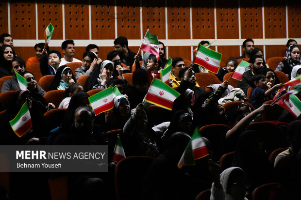 تماشای دسته جمعی بازی ایران و آمریکا در اراک