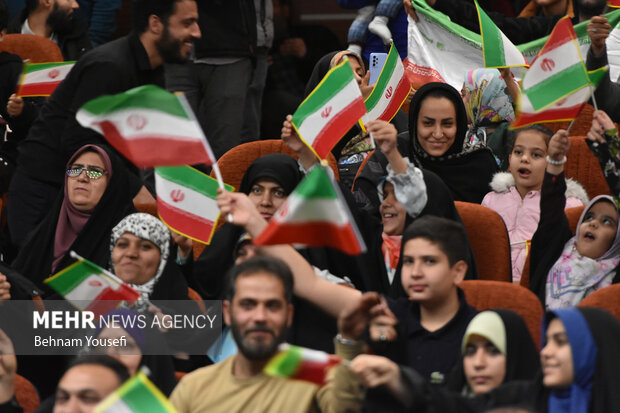 تماشای دسته جمعی بازی ایران و آمریکا در اراک