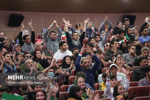 تیم ملی فوتبال ایران در آخرین دیدار مرحله مقدماتی گروه B بیست و دومین دوره جام جهانی از ساعت ۲۲:۳۰ دقیقه امروز سه شنبه در ورزشگاه الثمامه به مصاف تیم ملی آمریکا رفت که این بازی با برتری یک بر صفر آمریکا به پایان رسید