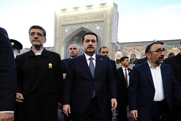 رئیس الوزاء العراقي یزور مرقد الإمام الرضا (عليه السلام)