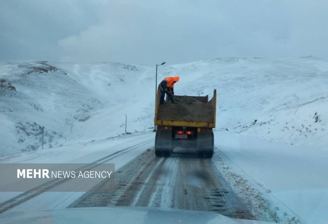 پاییز با چهره زمستانی؛ برف‌روبی جاده‌های اردبیل آغاز شد