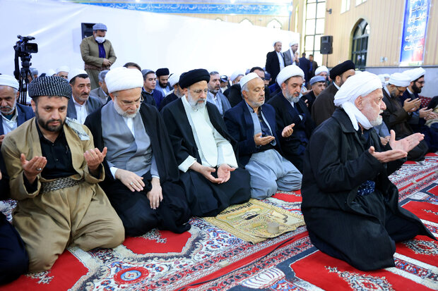 الرئيسي الإيراني يحضر صلاة جماعة لعلماء السنة والشيعة في محافظة كردستان
