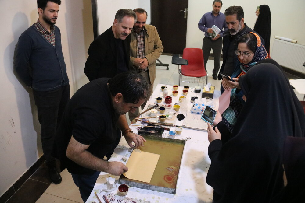 برگزاری کارگاه آموزش ساخت کاغذ «ابر و باد» در کرمانشاه