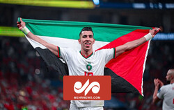 فیفا ورلڈکپ میں مراکش نے اسپین کو ہراکر میدان پر فلسطینی پرچم لہرادیئے+ویڈیو