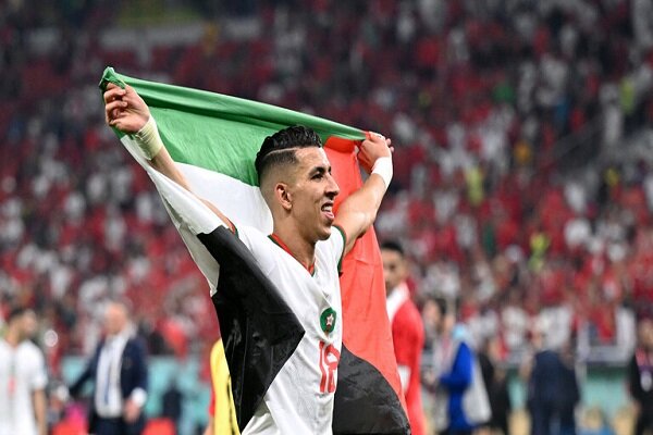 لاعبو منتخب المغرب یرفعون علم فلسطين بعد تأهلهم لثمن نهائي في مونديال قطر