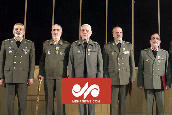 اعطای نشان فداکاری به ۴ فرمانده ارتشی از سوی رهبر انقلاب