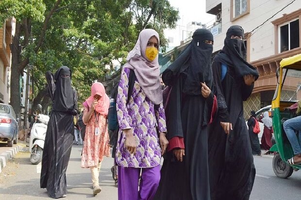 بھارت، باحجاب طالبات کو امتحان دینے سے روکا گیا، برقع اتارنے کے بعد امتحان ہال میں جانے کی اجازت