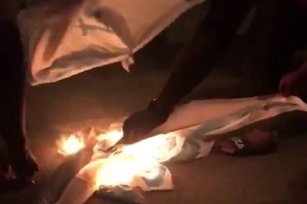 پرچم رژیم صهیونیستی در منامه به آتش کشیده شد+ فیلم