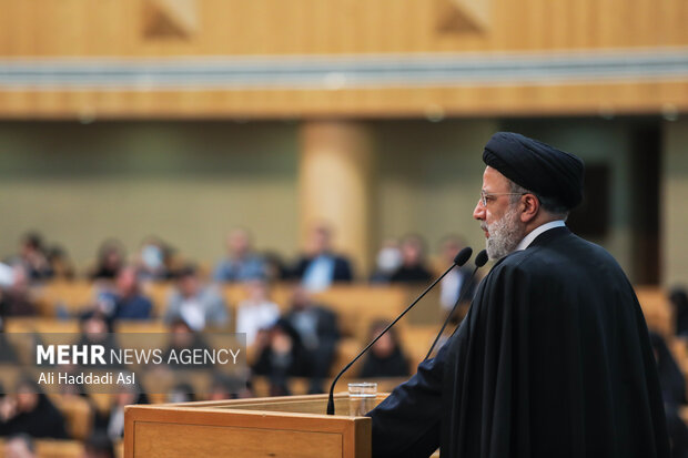 حجت الاسلام سید ابراهیم رئیسی، رئیس جمهور در حال سخنرانی در همایش ملی مسئولیت اجرای قانون اساسی است