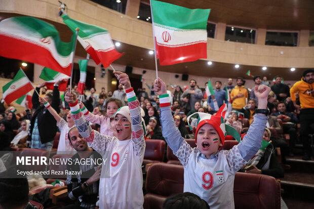 تماشای سومین بازی ایران در جام جهانی قطر در برج میلاد