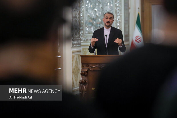 حسین امیر عبدالهیان وزیر امور خارجه ایران در حال سخنرانی در نشست خبری با اصحاب رسانه است