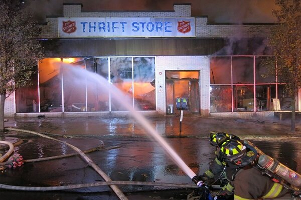 فروشگاه «جان اف‌کندی» ارتش آمریکا در آتش سوخت+ فیلم