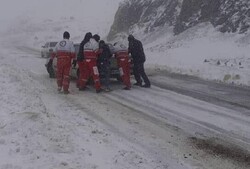 امداد رسانی به ۶۸ مسافر در محورهای برف گیر سپیدان