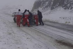 امدادرسانی به ۷ خودروی گرفتار در برف محور سیاهکل به دیلمان