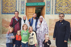 حضور خانوادگی جهانگردان سوئیسی در حرم حضرت معصومه(س)