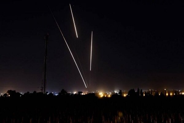 لحظه پرتاب موشک زمین به هوا به سوی جنگنده صهیونیستی در آسمان غزه