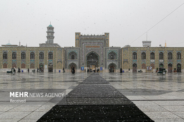 First autumn snow whitens Imam Reza Shrine in Mashhad
