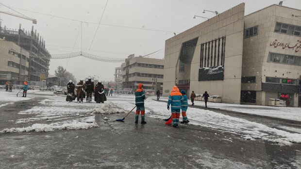 آماده باش ۲ هزار نیروی خدمات شهری در پی بارش برف در مشهد