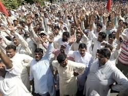 پاکستان میں ریلوے کے ریٹائرڈ ملازمین کا مطالبات کے حق میں مظاہرہ