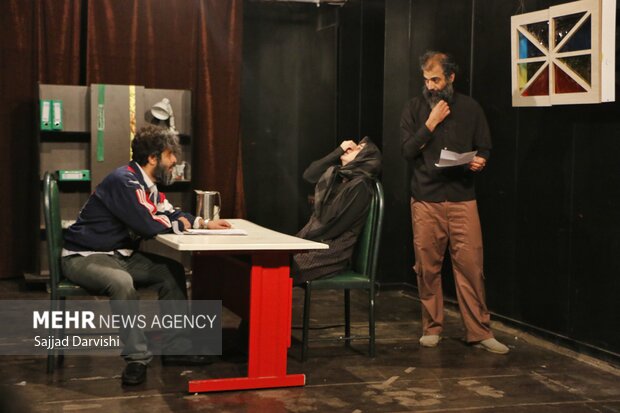 بازبینی حضوری آثار هنرمندان اراکی در جشنواره تئاتر فجر آغاز شد