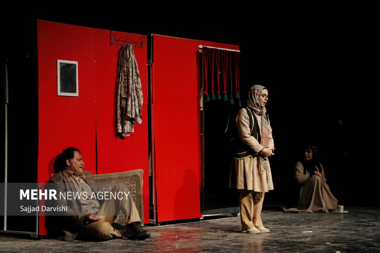 اکران ۶ نمایش در روز اول جشنواره منطقه سه تئاتر فجر در ساری