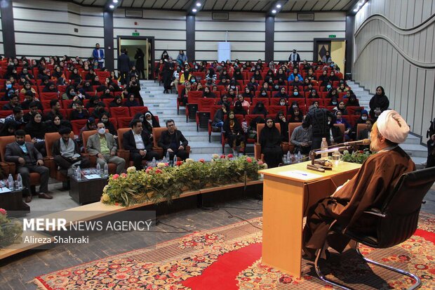 دیدار نماینده ولی فقیه با جمعی از دانشجویان دانشگاه سیستان و بلوچستان