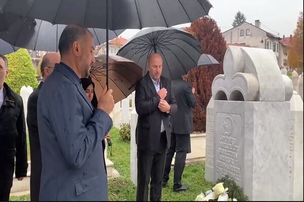 وزير الخارجية الإيراني يزور قبر رئيس البوسنة والهرسك الراحل "علي عزت بيغوفيتش" +فيديو