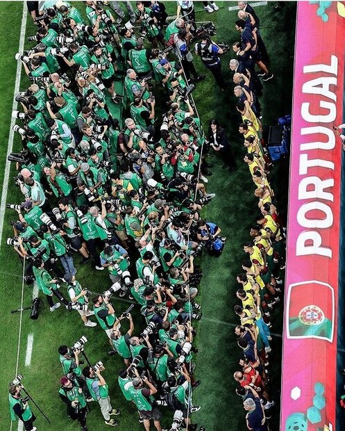 تصویری باورنکردنی از هجوم به سمت رونالدو پس از نیمکتنشینی