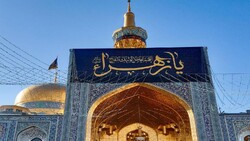 رفع راية عزاء الأیام الفاطمية فوق القبة الشريفة لضريح الإمام الرضا عليه السلام