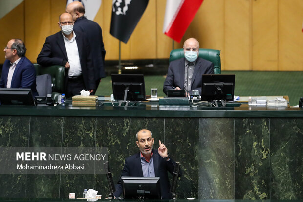 مجتبی توانگر نماینده مجلس شورای اسلامی در حال سخنرانی در مخالفت وزیر پیشنهادی راه و شهر سازی در جلسه رای اعتماد است