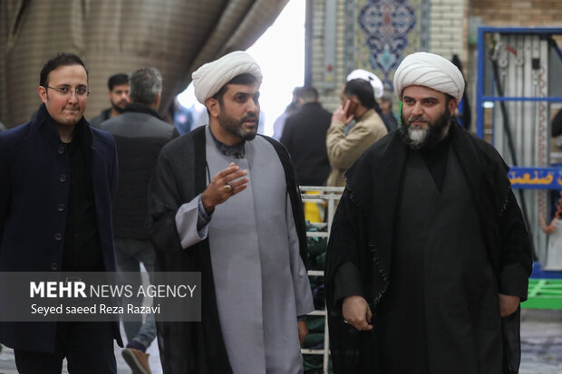  حجت الاسلام محمد قمی رئیس سازمان تبلیغات اسلامی در حال ورود به مراسم چهلمین روز شهادت شهید آرمان علی‌وردی در مسجد ارگ است