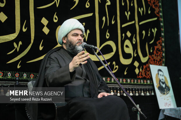 حجت الاسلام محمد قمی رئیس سازمان تبلیغات اسلامی در حال سخنرانی در مراسم چهلمین روز شهادت شهید آرمان علی‌وردی است