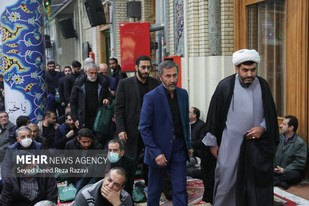  پدر شهید آرمان  علی‌وردی در حال ورود به مراسم چهلمین روز شهادت شهید آرمان علی‌وردی در مسجد ارگ است