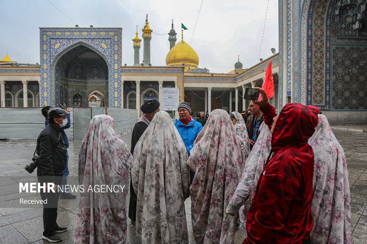 حضور گردشگران ویتنامی در حرم حضرت معصومه(س)