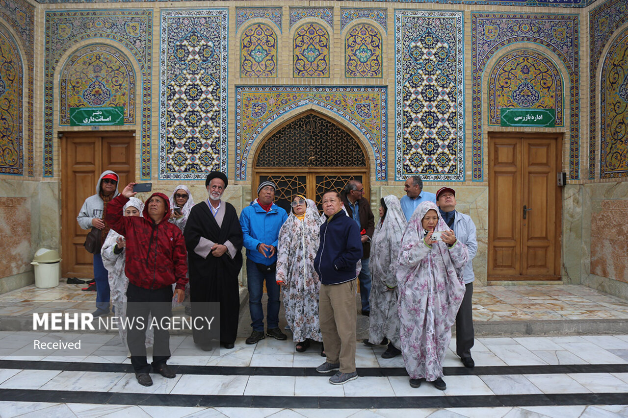 حضور گردشگران ویتنامی در حرم حضرت معصومه(س)