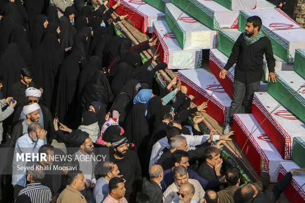 پیکر مطهر ۱۱۱ شهید تازه تفحص شده روی دست مردم اهواز