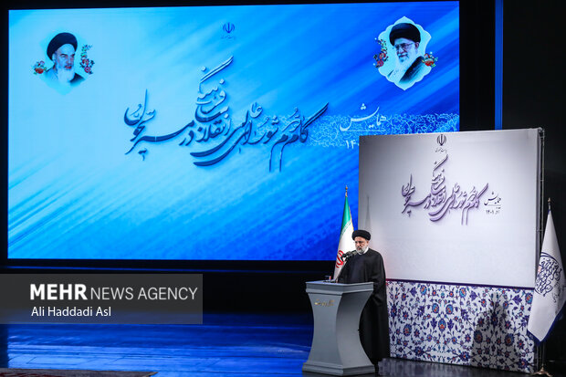 حجت الاسلام سید ابراهیم رئیس در حال سخنرانی در همایش گام دوم شورای عالی انقلاب فرهنگی در مسیر تحول است